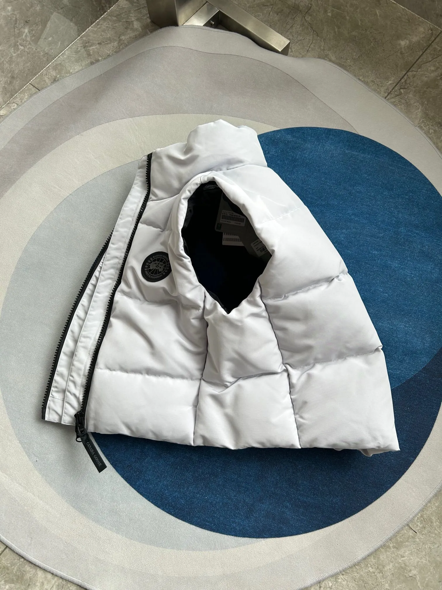 P600 2267WB Grandview black label women's short vest. Constructed from Arctic Tech recycled fabric®, it features a cinchable hem for sleek styling and storage. Color: Polaris White. Size: XS S M L XL.